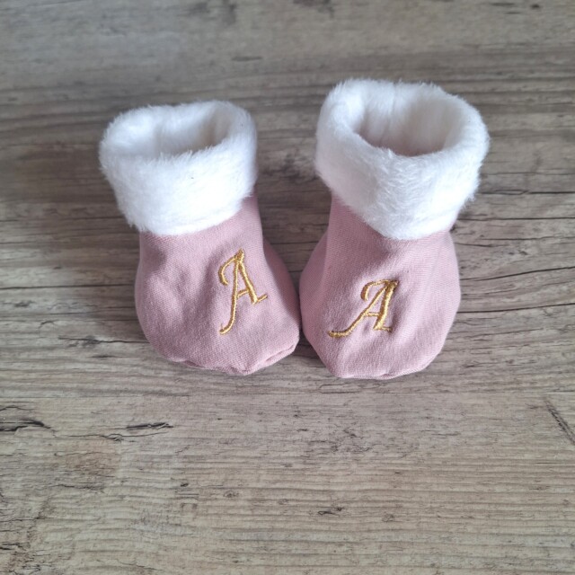 La Fabrique A DeDeuh - Chausson bébé mixte brodé personnalisé initiales en tissu Polaire alpine et finition fourrure - Oeko-Tex – 9.12 mois