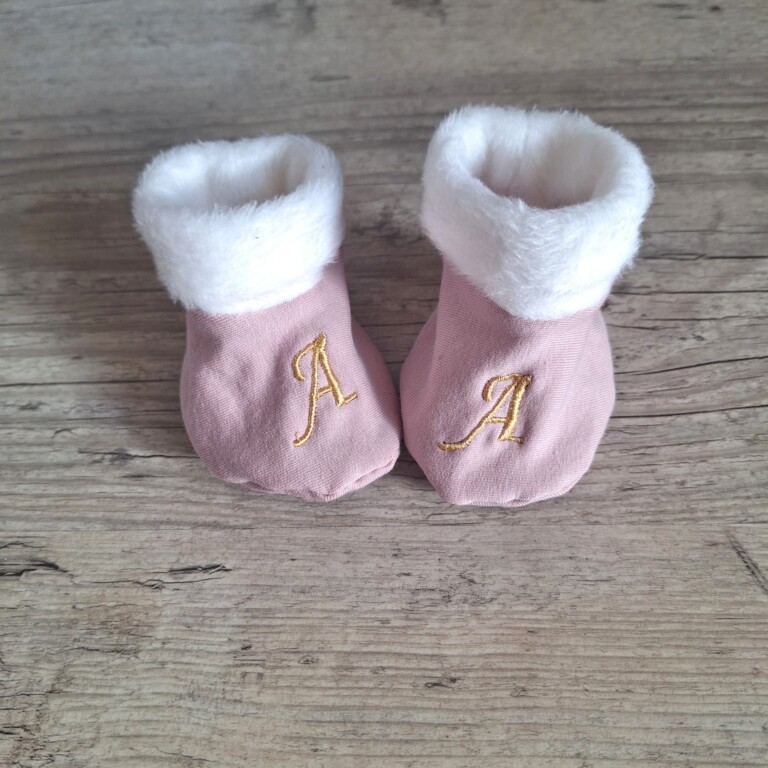 La Fabrique A DeDeuh - Chausson bébé mixte brodé personnalisé initiales en tissu Polaire alpine et finition fourrure - Oeko-Tex – 9.12 mois