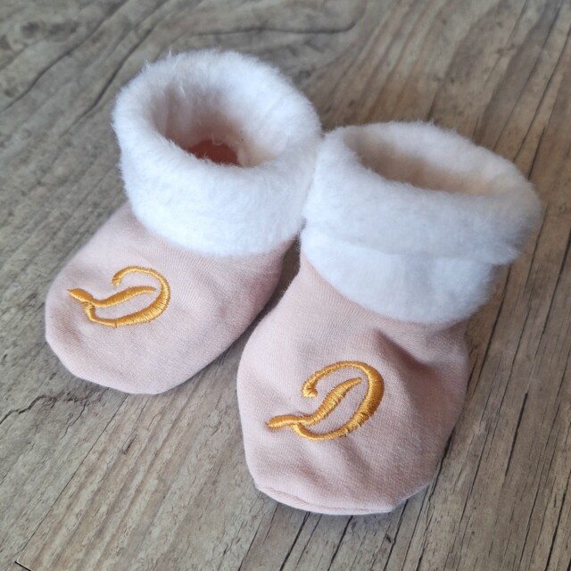 La Fabrique A DeDeuh - Chausson bébé brodé personnalisé initiales chaussons fourrés et chaud mixte: 7 couleurs – 9.12 mois