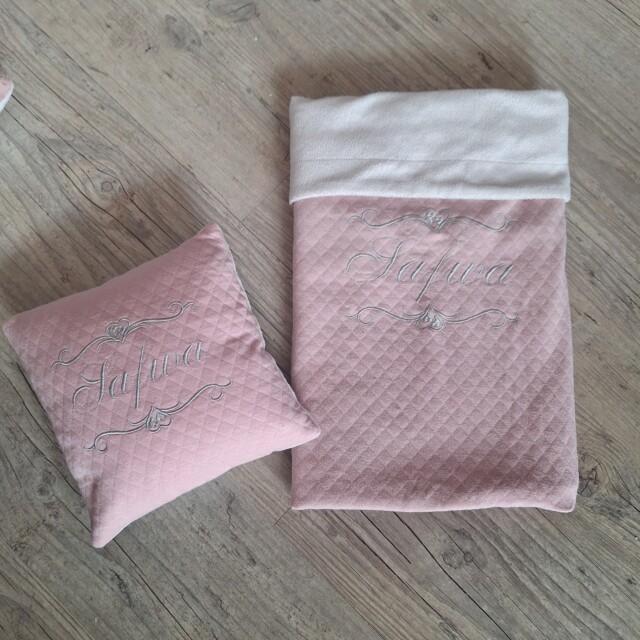 La Fabrique A DeDeuh - Couverture doublé en tissu matelassé + coussin assortie personnalisé