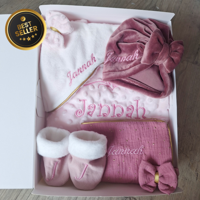 Coffret Complet Girl 1 Naissance Personnalisé – Couverture, Turban, Chaussons, Doudou & Protège Carnet – Quantité Limitée par la marque La Fabrique À DeDeuh La Fabrique À DeDeuh - Coffret Complet Girl 1 Naissance Personnalisé – Couverture, Turban, Chaussons, Doudou & Protège Carnet – Quantité Limitée