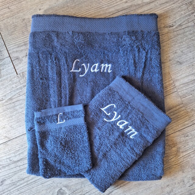 La Fabrique A DeDeuh - LOT: 1 gant de toilette + 2 Serviettes personnalisées 50x100cm et 70x130cm avec prénom brodé: 8 couleurs