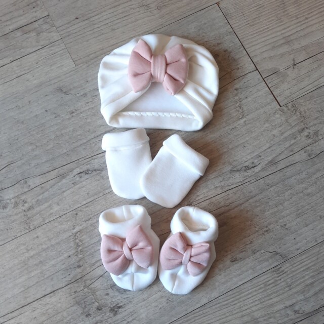 Ensemble Turban blanc cassé nœud rose + moufle + chausson assortis. tissus chaud ou fin au choix par la marque La Fabrique À DeDeuh La Fabrique À DeDeuh - Ensemble Turban blanc cassé nœud rose + moufle + chausson assortis. tissus chaud ou fin au choix