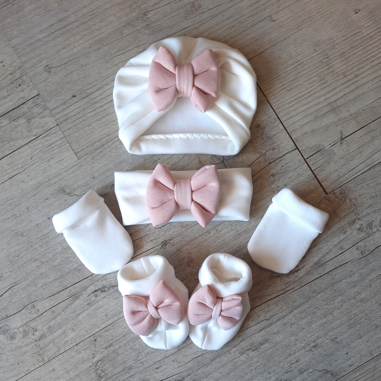 la fabrique a dedeuh premature 30 cm tissu fin ete ensemble turban blanc noeud rose moufles bandeau chaussons assortis tissu chaud ou fin au choix 38340381016299 La Fabrique A DeDeuh - Ensemble Turban blanc cassé nœud rose + moufles + bandeau + chaussons assortis. tissu chaud ou fin au choix – 9.12 mois / tissu chaud hiver