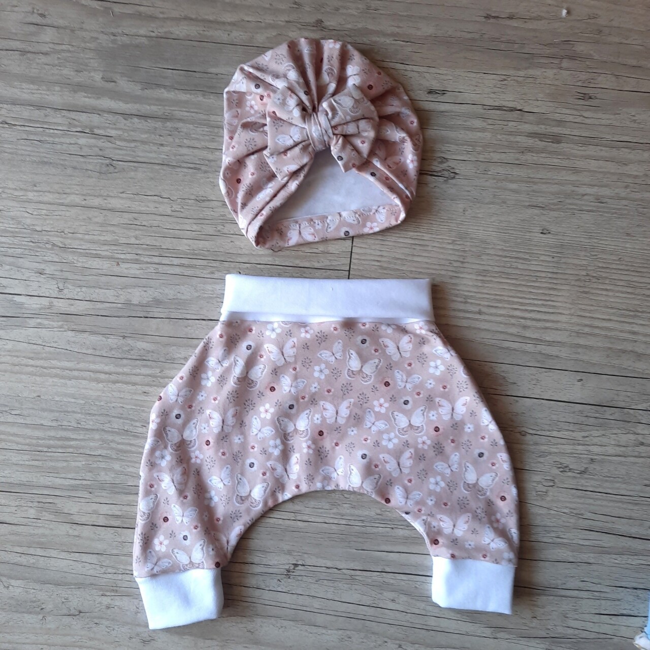 la fabrique a dedeuh premature noeud rose papillon ensemble pantalon sarouel turban bebe a motif rose papillon ou blanc aquarelle en tissu jersey extensible 39560083898603 La Fabrique A DeDeuh - Ensemble Pantalon sarouel+ turban bébé à motif ou uni en tissu jersey extensible – 18.24 mois