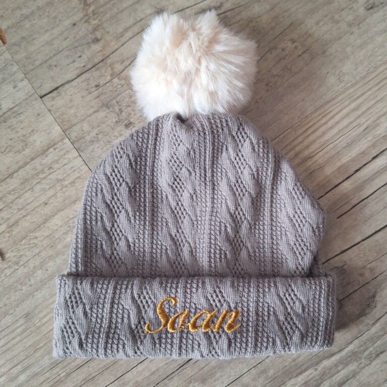 La Fabrique A DeDeuh - Bonnet Pompon prénom brodé en tissu maille de coton façon tricot jacquard personnalisable 9 couleurs – Adulte