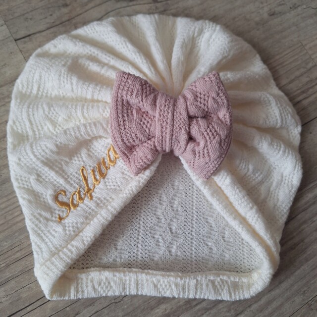 La Fabrique A DeDeuh - Turban bonnet prénom brodé en tissu maille de coton façon tricot jacquard nœud