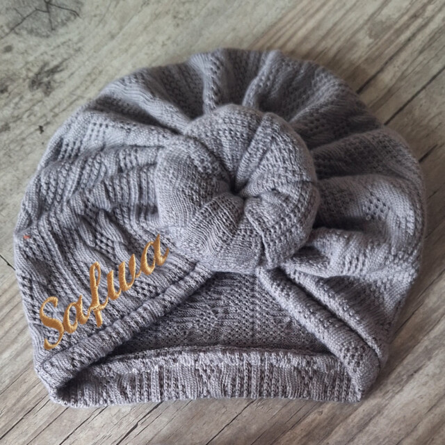 La Fabrique A DeDeuh - Turban bonnet prénom brodé en tissu maille de coton façon tricot jacquard nœud