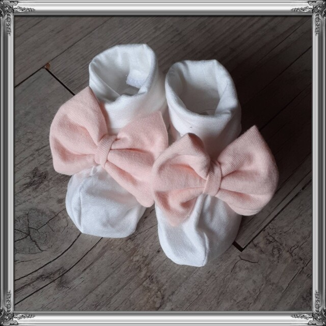 La Fabrique A DeDeuh - Turban bébé blanc cassé noeud rose +chaussons assortis. Tissu fin ou chaud au choix – 9.12 mois / tissu chaud hiver