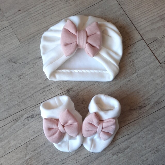 Turban bébé blanc cassé noeud rose +chaussons assortis. Tissu fin ou chaud au choix par la marque La Fabrique À DeDeuh La Fabrique À DeDeuh - Turban bébé blanc cassé noeud rose +chaussons assortis. Tissu fin ou chaud au choix