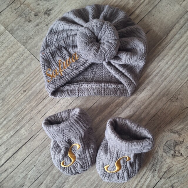 La Fabrique A DeDeuh - Ensemble Prénom Brodé en tissu maille de coton façon tricot jacquard Turban + moufles + chaussons brodé assortis – Turban+moufles / 9.12 mois