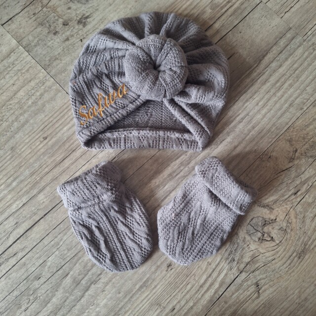 La Fabrique A DeDeuh - Ensemble Prénom Brodé en tissu maille de coton façon tricot jacquard Turban + moufles + chaussons brodé assortis – Turban+moufles / 9.12 mois
