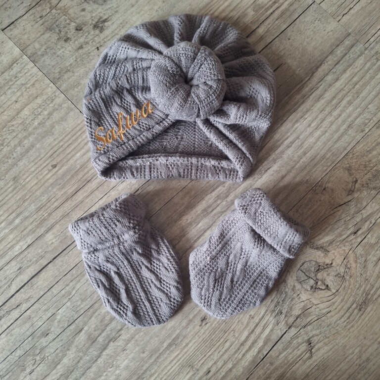 La Fabrique A DeDeuh - Ensemble Prénom Brodé en tissu maille de coton façon tricot jacquard Turban + moufles + chaussons brodé assortis – Turban+moufles / 9.12 mois