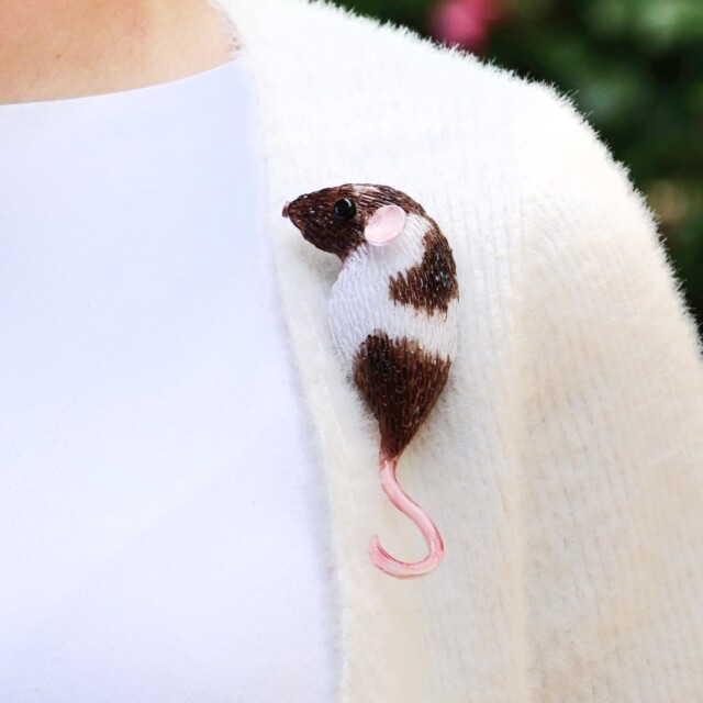 Ciléa Bijoux - Broche souris Mimi – Chocolat