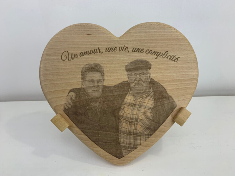 moyen coeur bois massif gravure personnalisee artisan francais bois massif 1 seve et copeaux 1024x768 1 Sève et Copeaux - Cœur souvenir personnalisé (format : moyen)