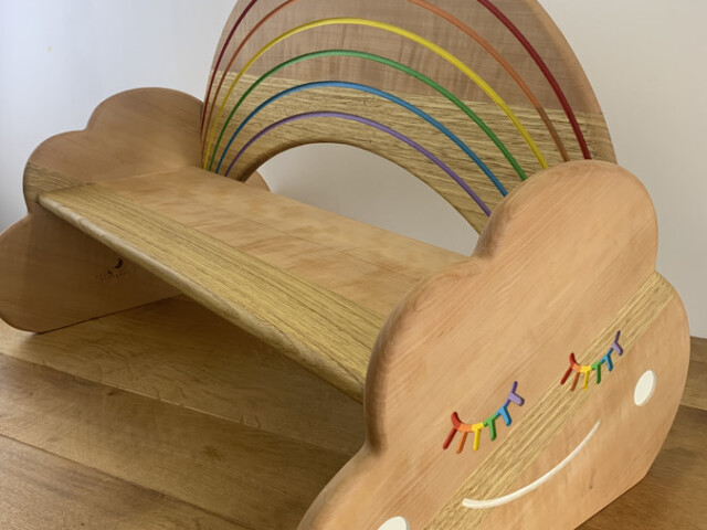 petit banc montessori enfant bois massif artisanal francais couverture original Sève et Copeaux - Banc Montessori "Rêve coloré" : alisier & châtaignier