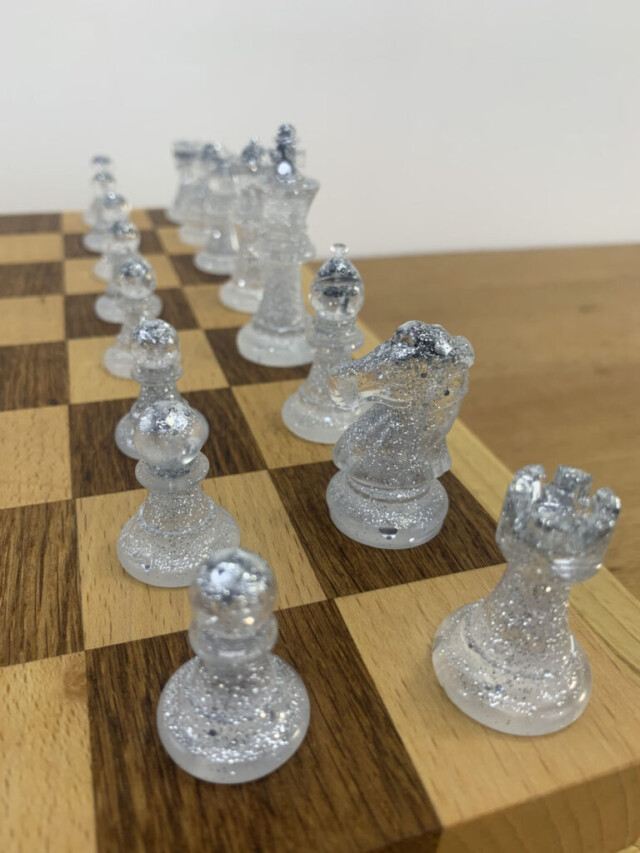 Sève et Copeaux - Pièces de jeu d'échecs personnalisables en résine époxy