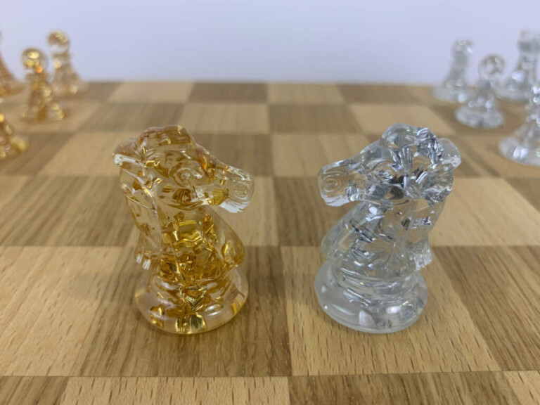 pieces jeu echec artisanales francaises resine epoxy originales 18 seve et copeaux 1024x768 1 Sève et Copeaux - Pièces de jeu d'échecs personnalisables en résine époxy
