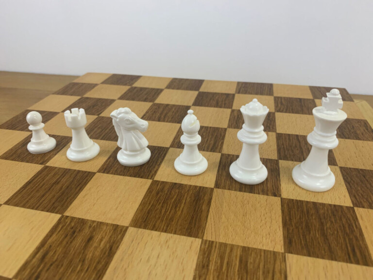 Sève et Copeaux - Pièces de jeu d'échecs personnalisables en résine époxy