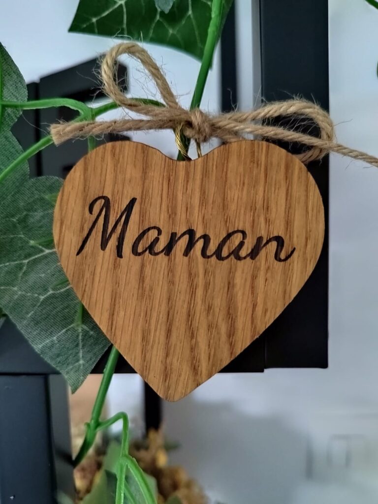produit petit coeur bois massif a personnaliser artisan francais 4 768x1024 1 Sève et Copeaux - Petit cœur à personnaliser