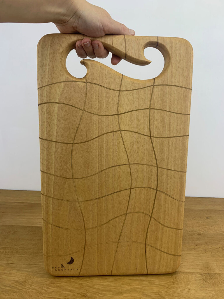 produit planche decouper design artisan francais bois massif poignee arabesque onde chene hetre 8 seve et copeaux Sève et Copeaux - Planche à découper design "ondées" avec poignée