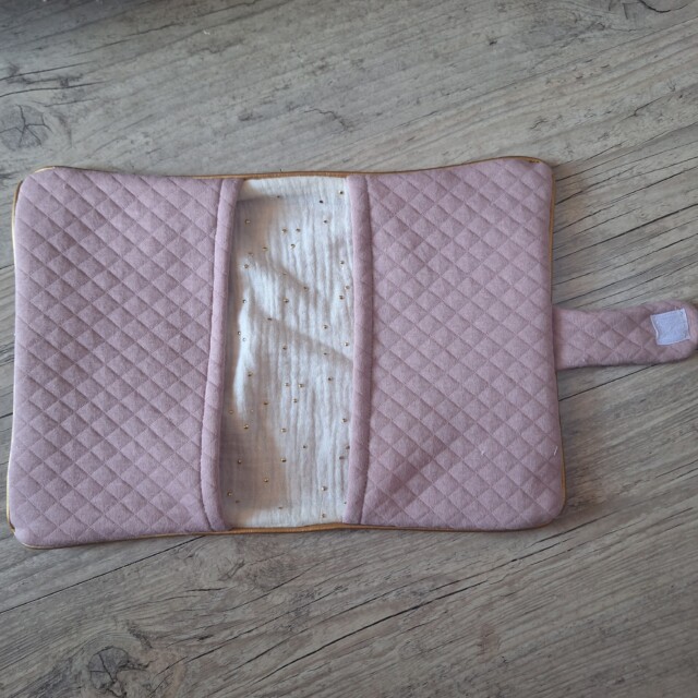 La Fabrique A DeDeuh - Protège carnet de santé personnalisé en tissu matelassé avec Prénom et/ou Date de naissance – Sans nœud / Juste le prénom