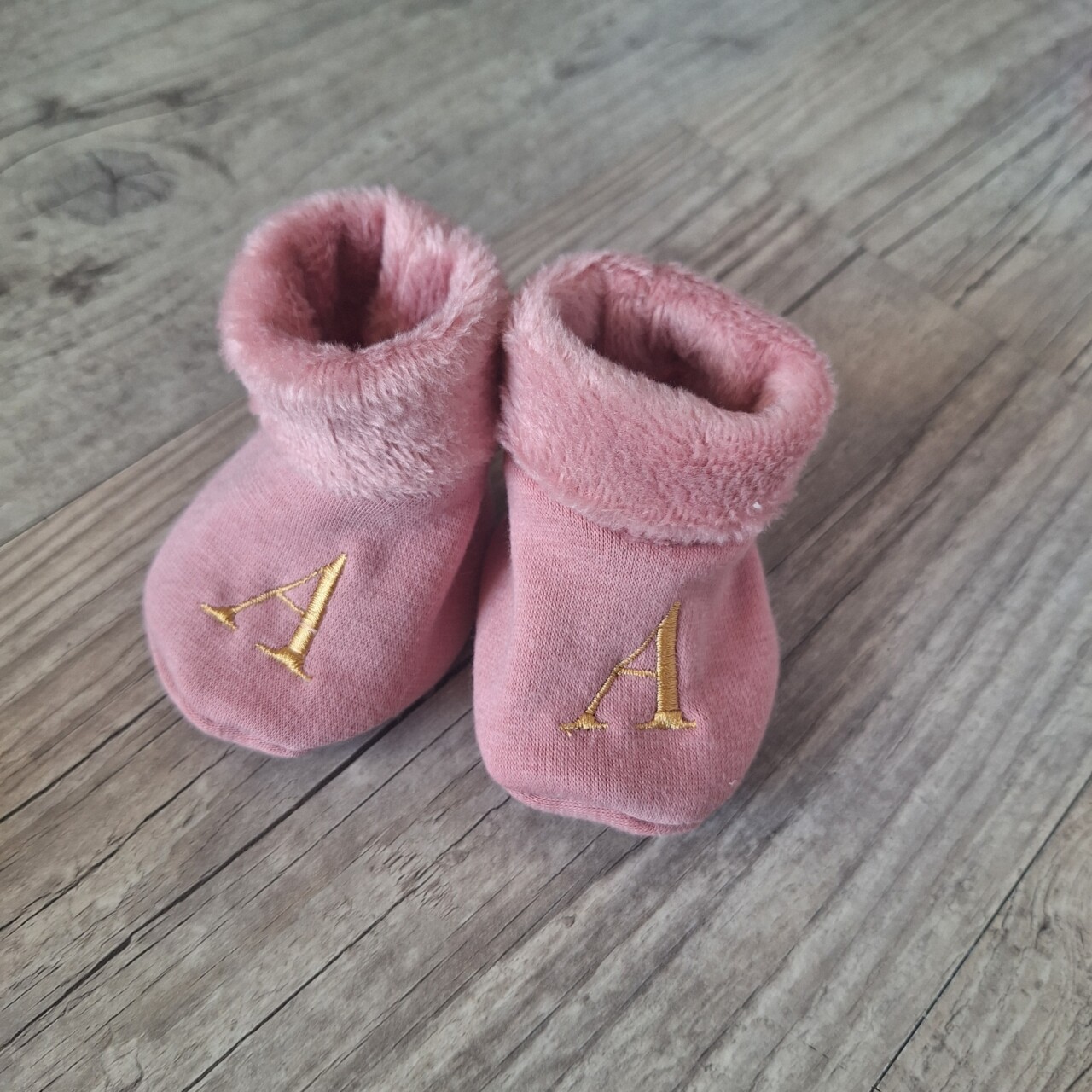rn image picker lib temp e589916d 2600 4eb3 a19b 3cd32fd87c33 La Fabrique A DeDeuh - Chausson bébé mixte brodé personnalisé initiales en tissu Polaire alpine et finition fourrure - Oeko-Tex – 9.12 mois