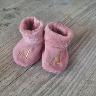 Chausson bébé mixte brodé personnalisé initiales en tissu Polaire alpine et finition fourrure – Oeko-Tex par la marque La Fabrique À DeDeuh La Fabrique À DeDeuh - Chausson bébé mixte brodé personnalisé initiales en tissu Polaire alpine et finition fourrure – Oeko-Tex