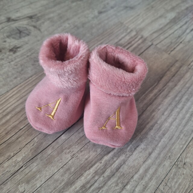 Chausson bébé mixte brodé personnalisé initiales en tissu Polaire alpine et finition fourrure – Oeko-Tex par la marque La Fabrique À DeDeuh La Fabrique À DeDeuh - Chausson bébé mixte brodé personnalisé initiales en tissu Polaire alpine et finition fourrure – Oeko-Tex