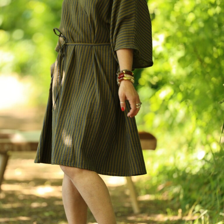 Quintessence - Robe Joanne — Double gaze de coton rayée bleu kaki – Taille unique