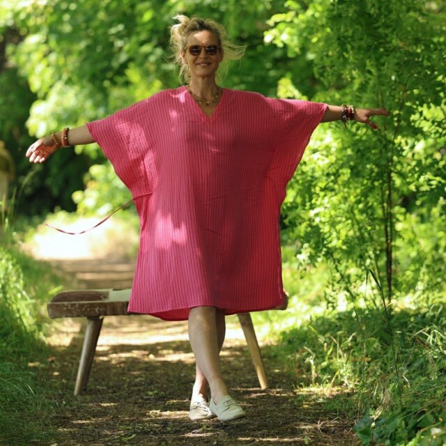 Quintessence - Robe Joanne — Double gaze de coton rayée rosée – Taille unique