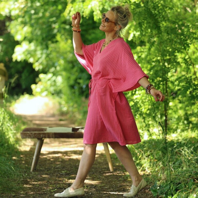 Quintessence - Robe Joanne — Double gaze de coton rayée rosée – Taille unique