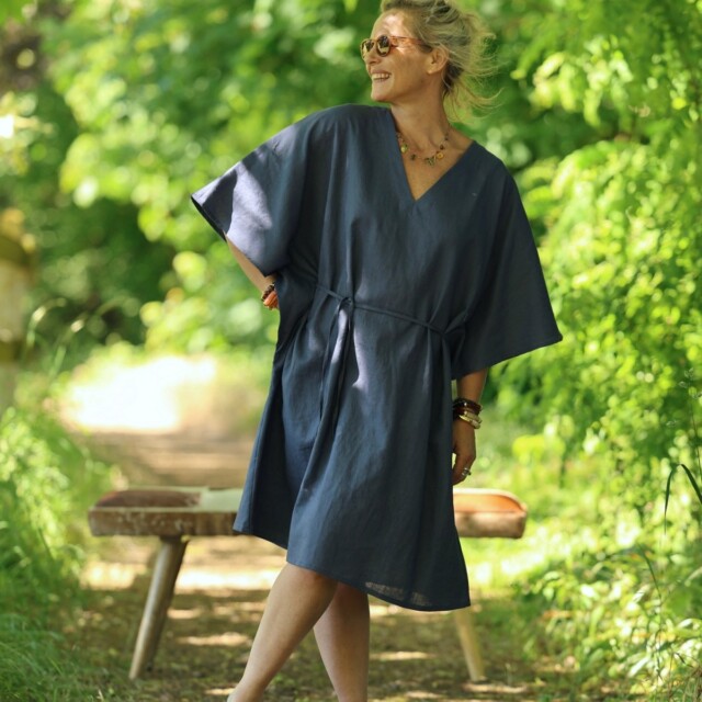 Robe Joanne — Lin bleu jeans par la marque Quintessence Quintessence - Robe Joanne — Lin bleu jeans