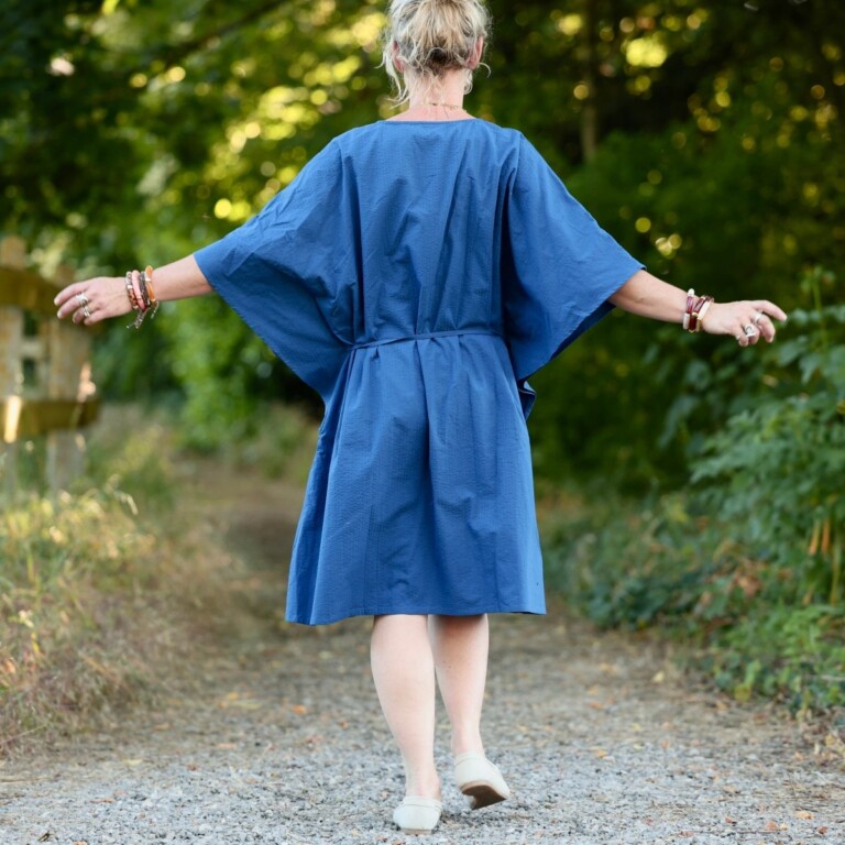 Quintessence - Robe Joanne — Seersucker de coton bleu Majorelle – Taille unique