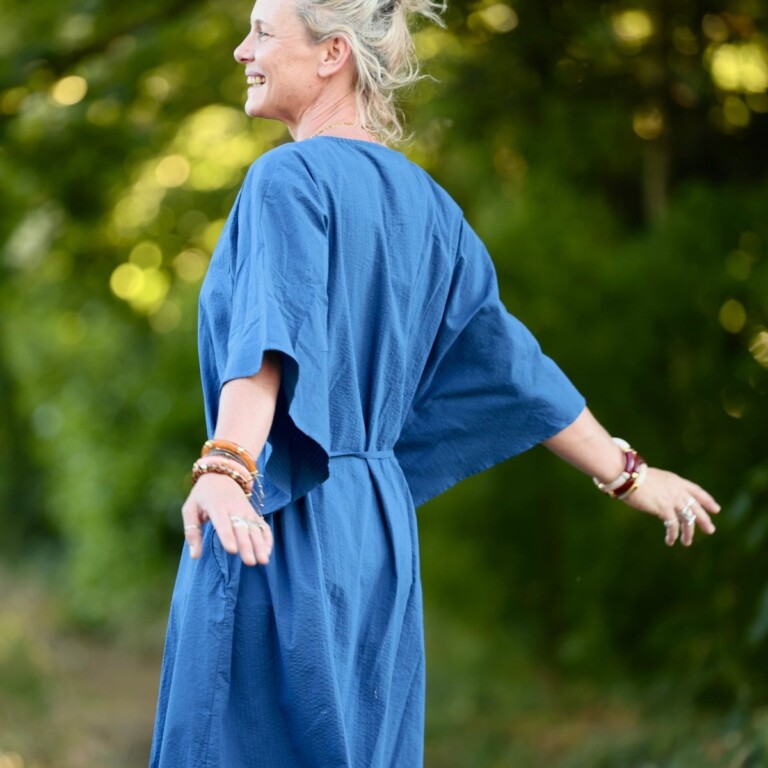 Quintessence - Robe Joanne — Seersucker de coton bleu Majorelle – Taille unique