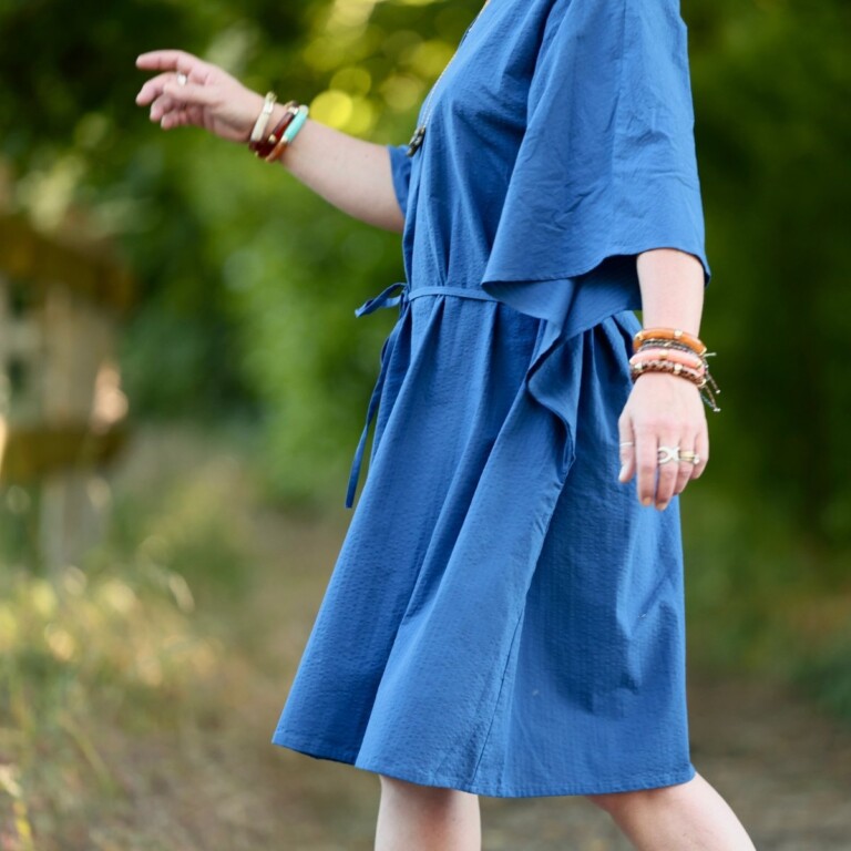 Quintessence - Robe Joanne — Seersucker de coton bleu Majorelle – Taille unique