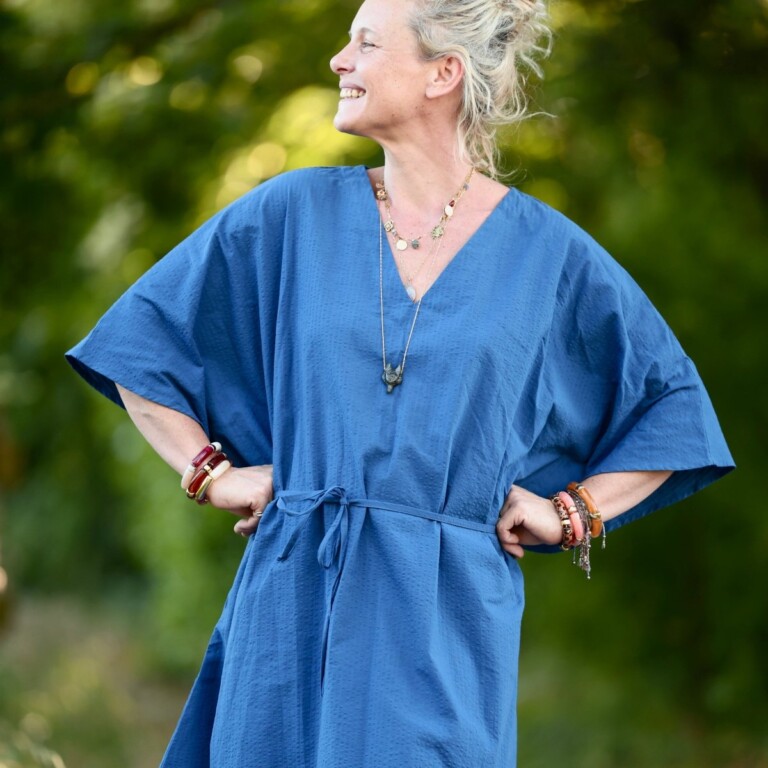 Quintessence - Robe Joanne — Seersucker de coton bleu Majorelle – Taille unique