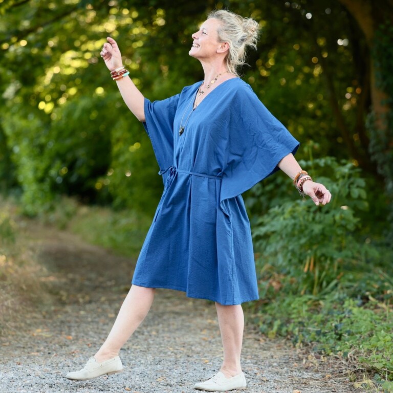 Quintessence - Robe Joanne — Seersucker de coton bleu Majorelle – Taille unique