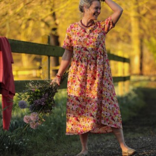 Robe Juliette – Double gaze de coton “Fleurs en Feu” par la marque Quintessence Quintessence - Robe Juliette – Double gaze de coton “Fleurs en Feu”