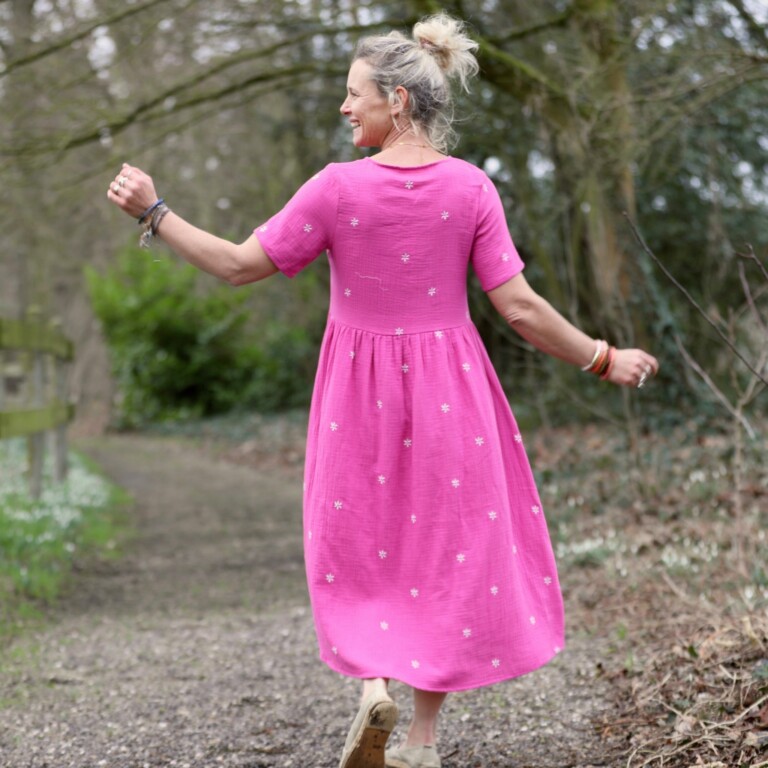 Meta SS25 - Robe Juliette - double gaze de coton fuchsia brodé – XXL