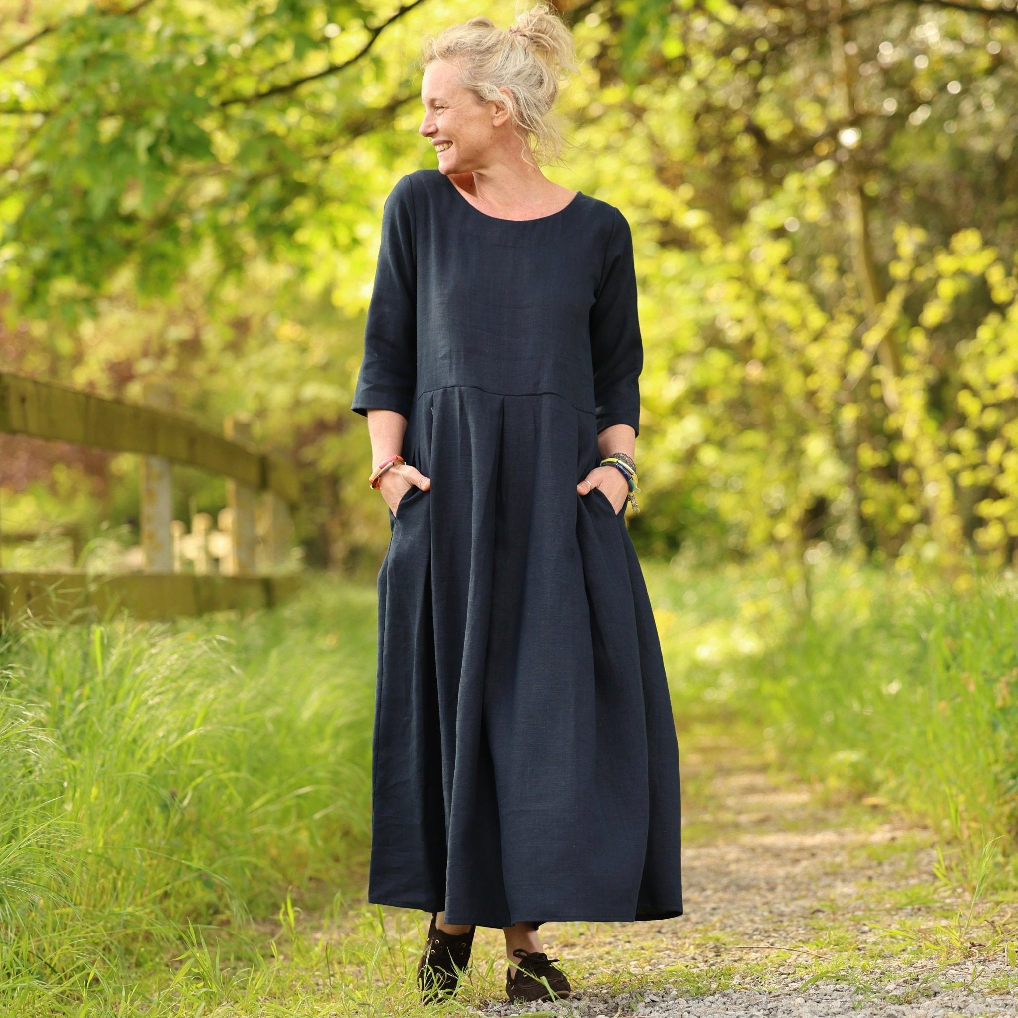 Robe Louisa manches 3/4 – Lin marine par la marque Quintessence Quintessence - Robe Louisa manches 3/4 – Lin marine
