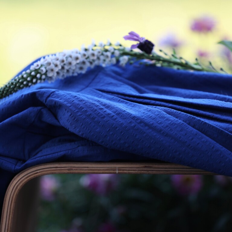 Quintessence - Robe Louisa manches 3/4 – Seersucker de coton bleu majorelle – XXL