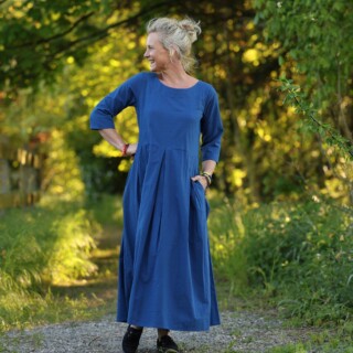 Robe Louisa manches 3/4 – Seersucker de coton bleu majorelle par la marque Quintessence Quintessence - Robe Louisa manches 3/4 – Seersucker de coton bleu majorelle