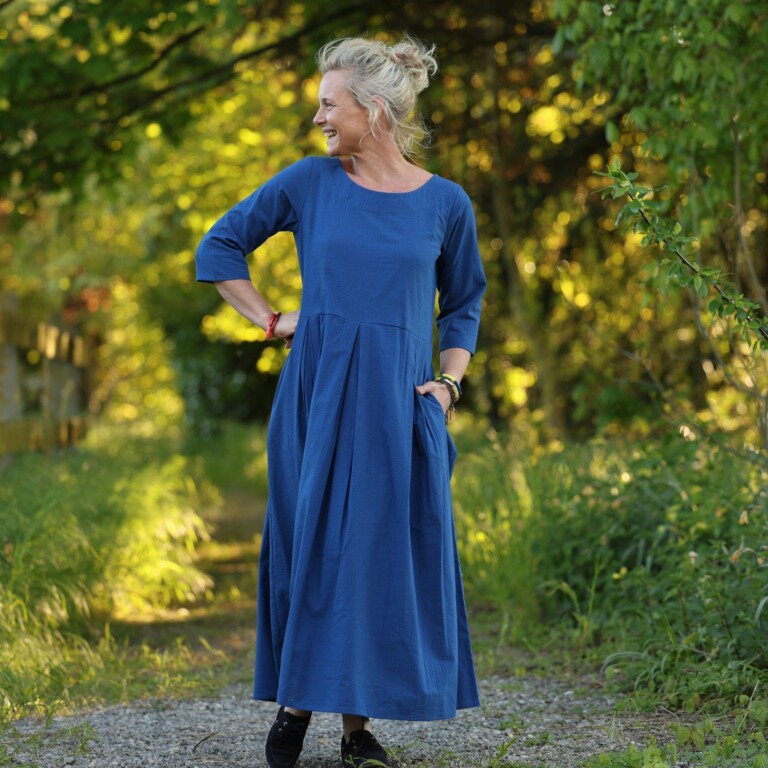 robe louisa manches 34 seersucker de coton bleu majorelle 7618390 Quintessence - Robe Louisa manches 3/4 – Seersucker de coton bleu majorelle – XXL