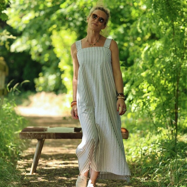 Robe Sybille — Rayures seersucker rayé kaki par la marque Quintessence Quintessence - Robe Sybille — Rayures seersucker rayé kaki
