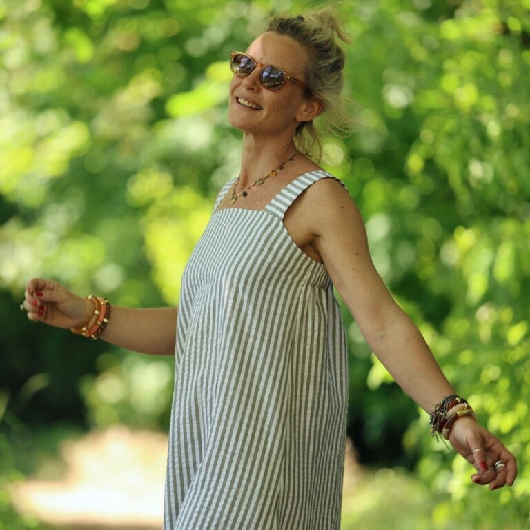 Quintessence - Robe Sybille — Rayures seersucker rayé kaki – XXL
