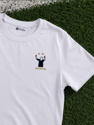 T-shirt Homme Français Brodé Équipe de France – Personnalisé Footballeur par la marque Maison Tricolore Maison Tricolore - T-shirt Homme Français Brodé Équipe de France – Personnalisé Footballeur