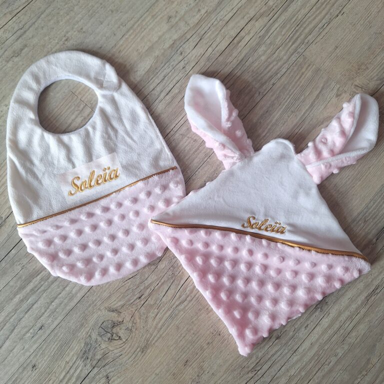 La Fabrique A DeDeuh - Lot Bébé – Bavoir Minky Personnalisé & Doudou Lapin Assorti – Fabrication Artisanale – Sans nœud / Juste le prénom