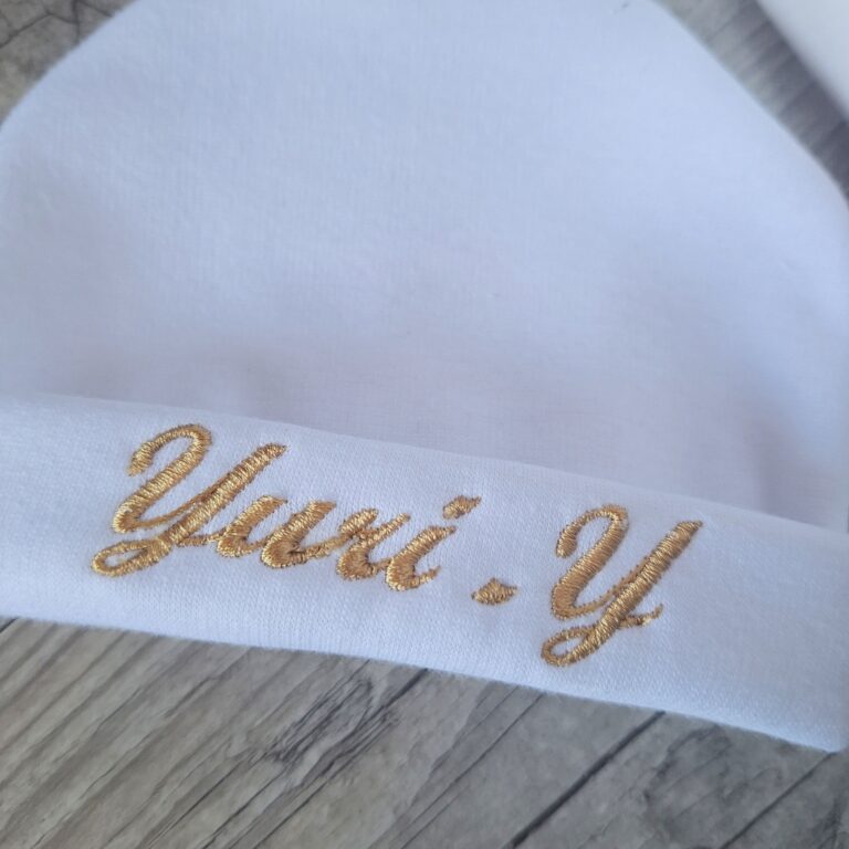 La Fabrique A DeDeuh - Bonnet simple prénom brodé en tissu Polaire alpine personnalisable avec prénom brodé - Oeko-Tex – Adulte