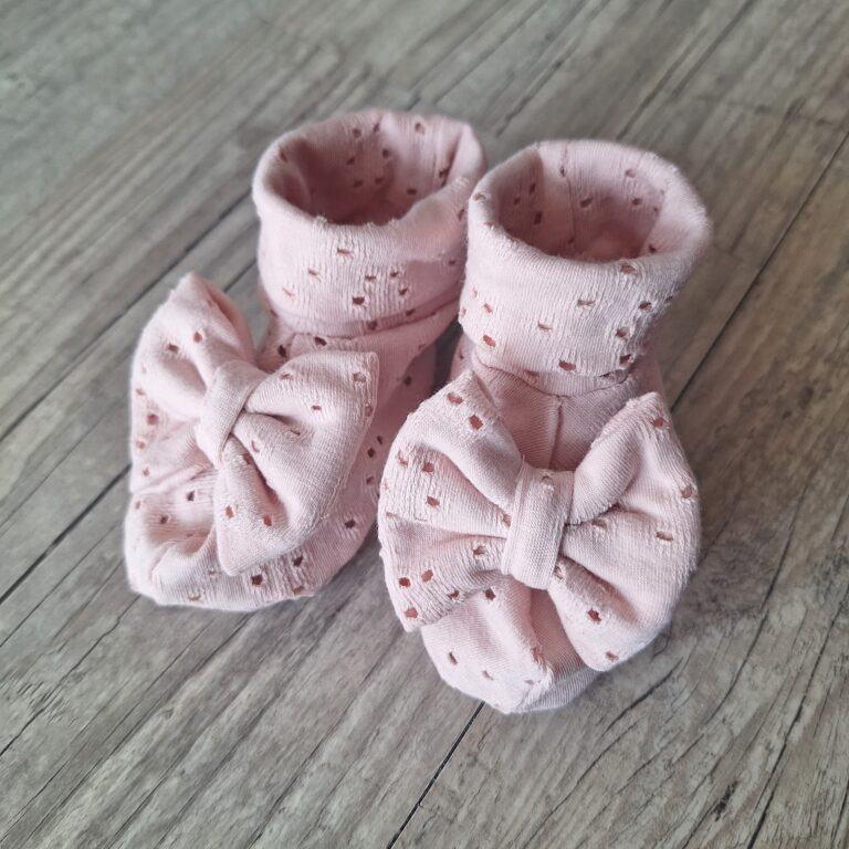 La Fabrique A DeDeuh - Chaussons Bébé – Jersey Ajouré Broderie Anglaise – Finition Nœud ou Rose de Tissu – Oeko-Tex – 9.12 mois